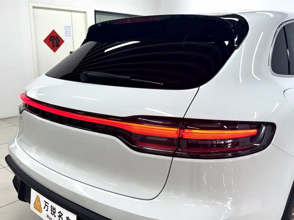 PORSCHE MACAN