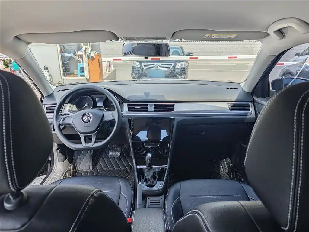 VOLKSWAGEN BORA