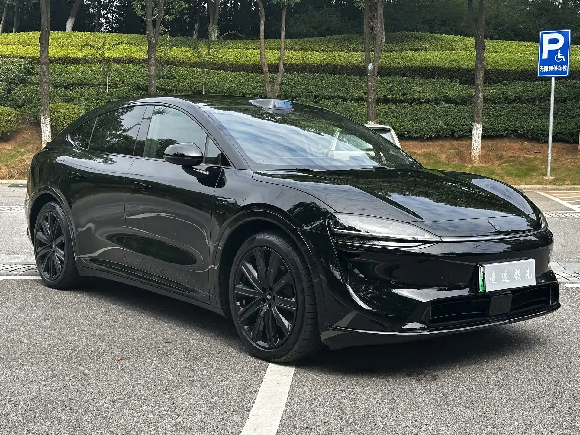 Фото 2 - Zhijie Luxeed R7