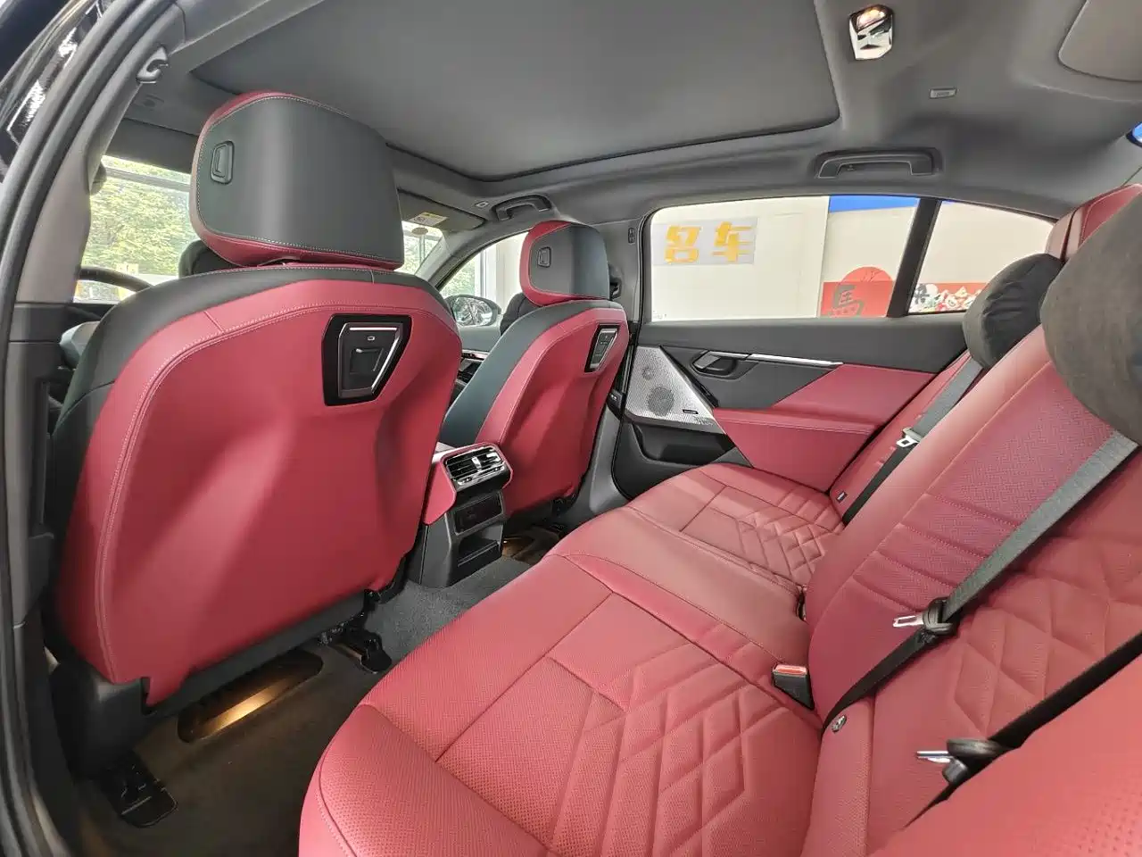 BMW 5 Series 2026 530Li Leading M Sport Package фото 8