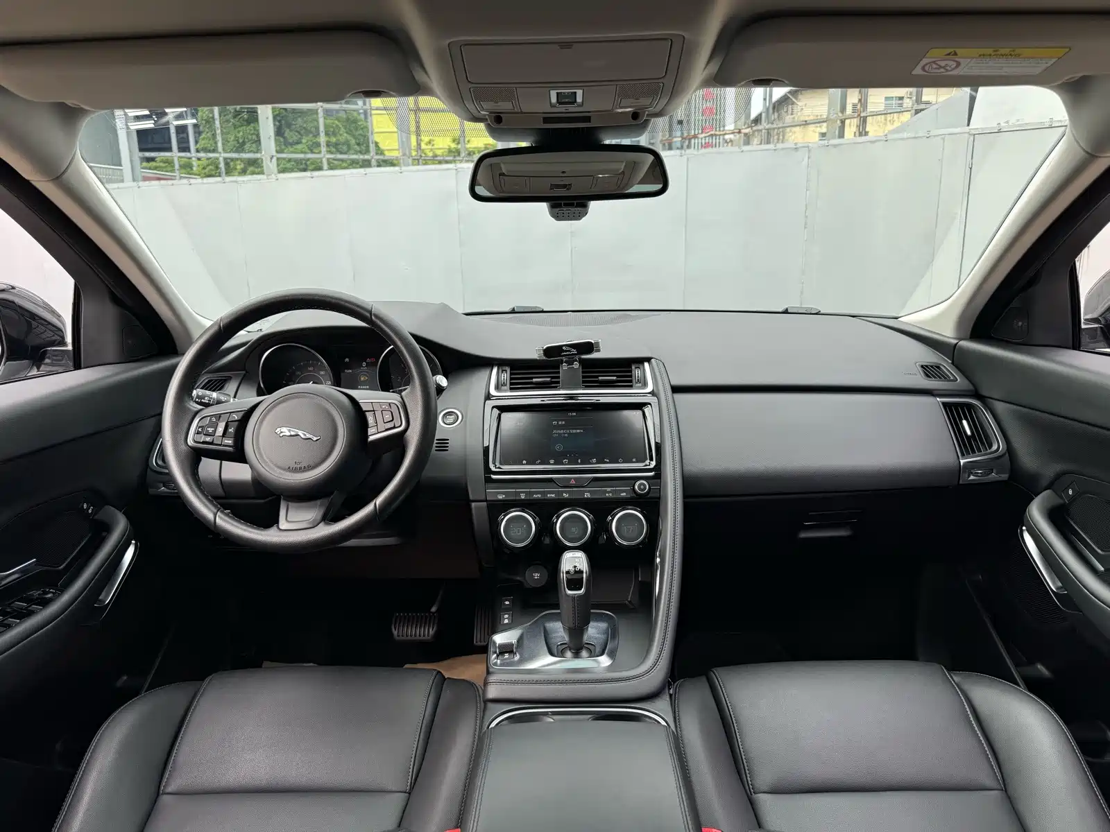 Фото 6 - Jaguar E-PACE
