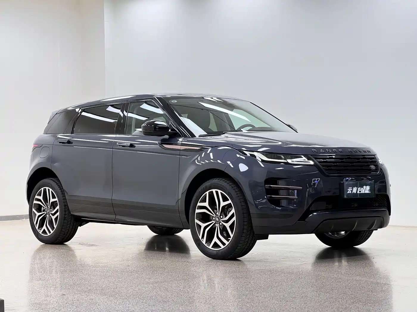 Land Rover Range Rover Evoque 2026 Range Rover Evoque L SE фото 3