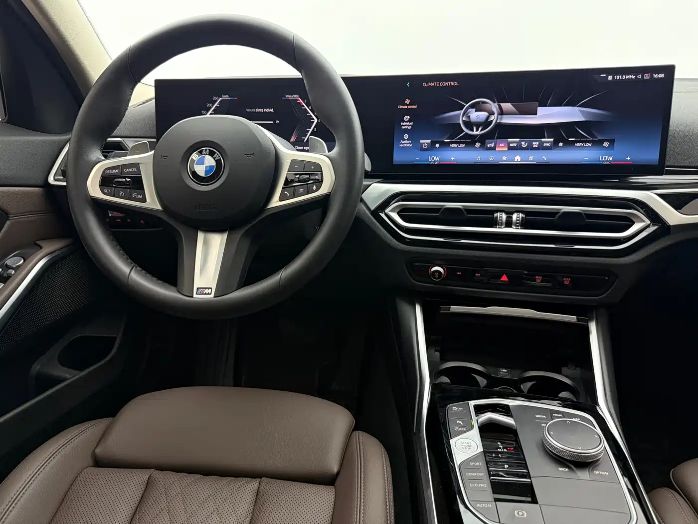 BMW 3 Series 2024 320i M Sport Package фото 9