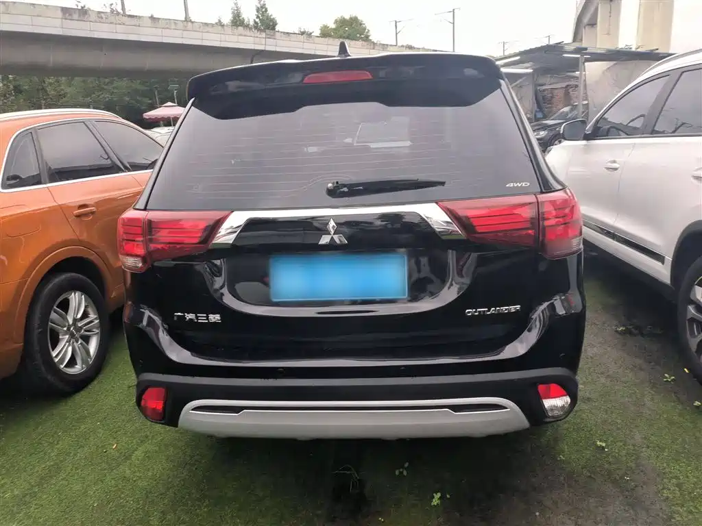 Mitsubishi Outlander 2020 2.4L 4WD Luxury 7-seater фото 5
