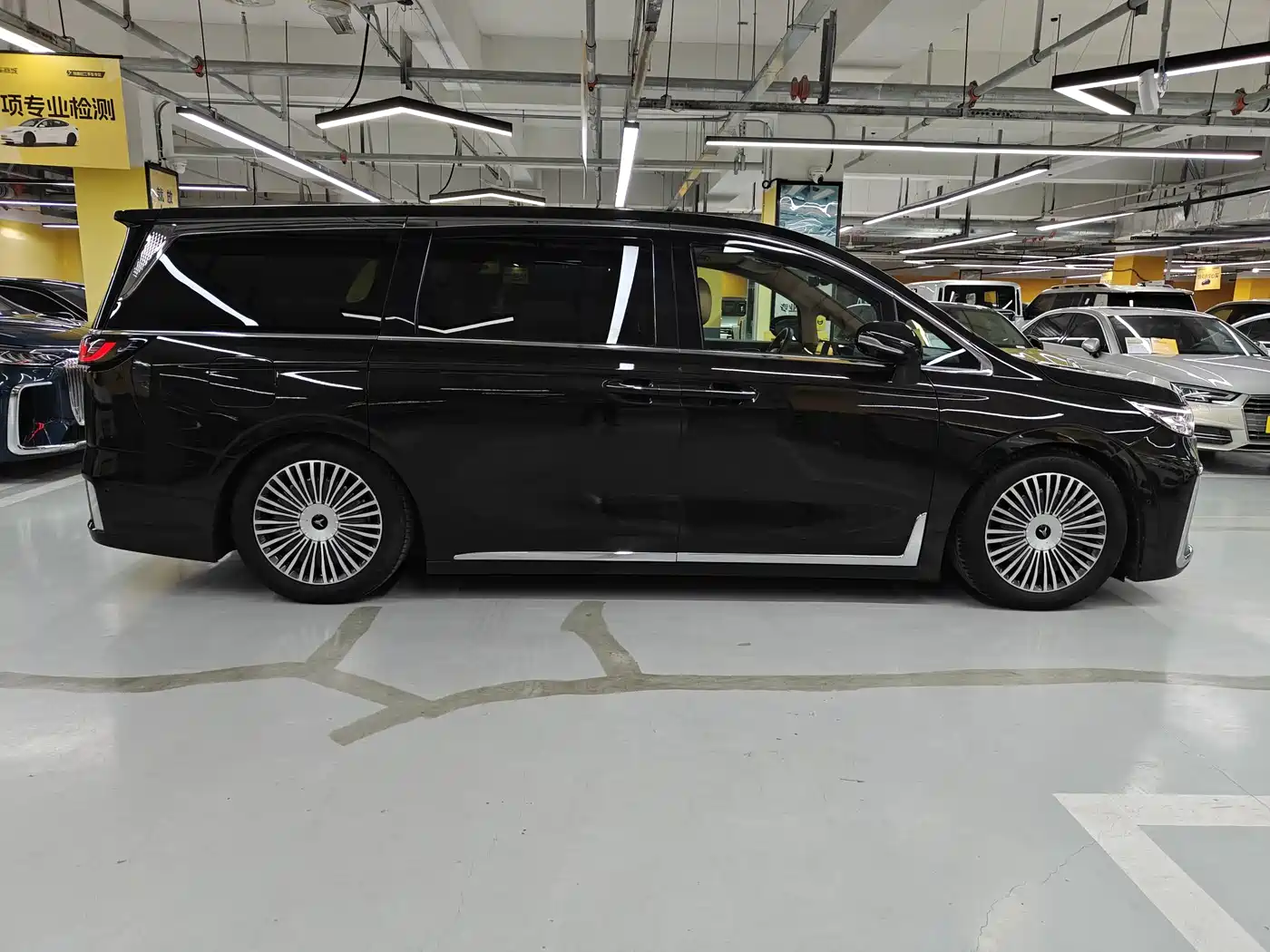 Voyah Auto Voyah Dreamer 2025 PHEV AWD Flagship Kunpeng Edition фото 3