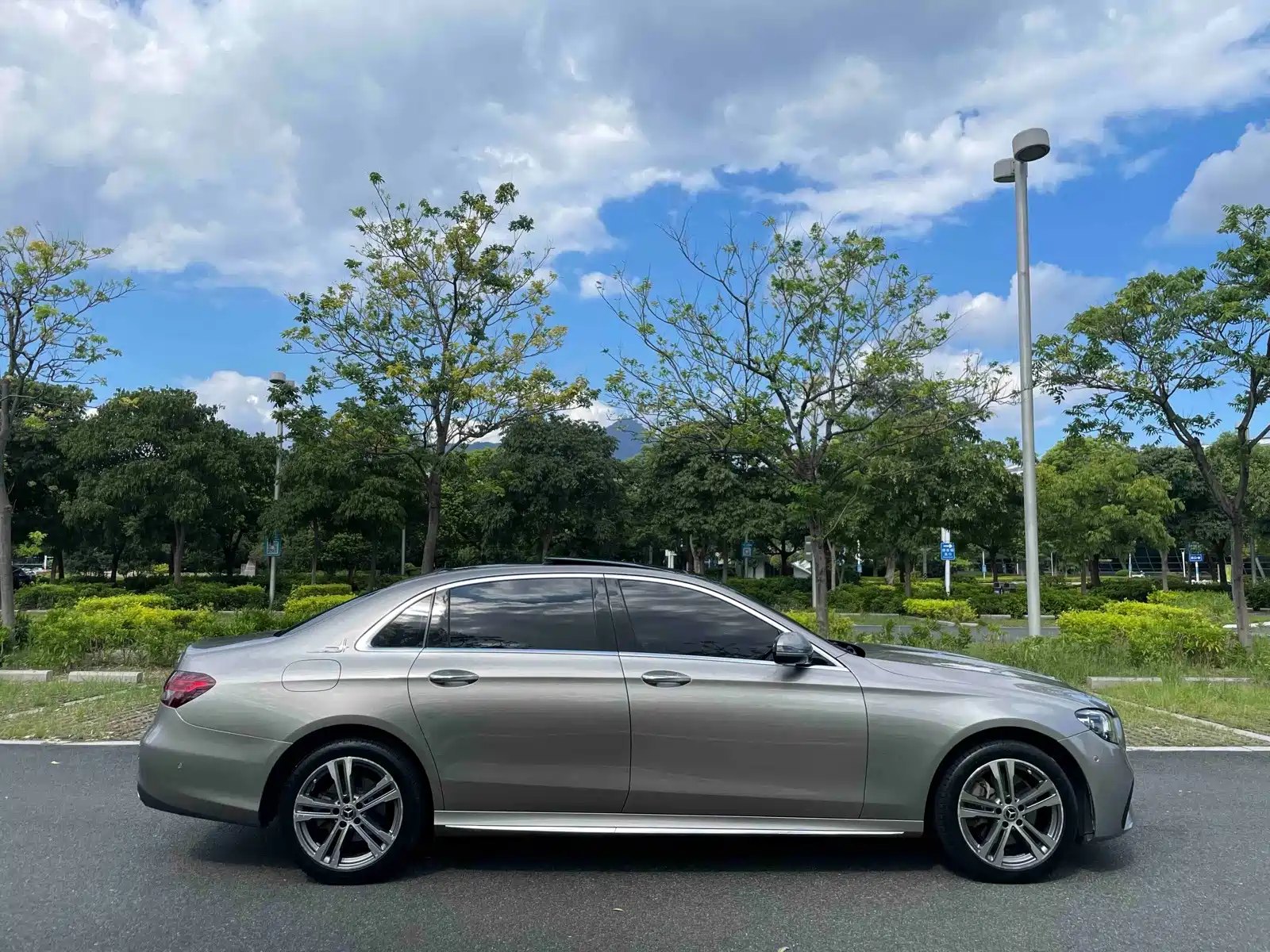 Photo 11 - Mercedes-Benz E-Class