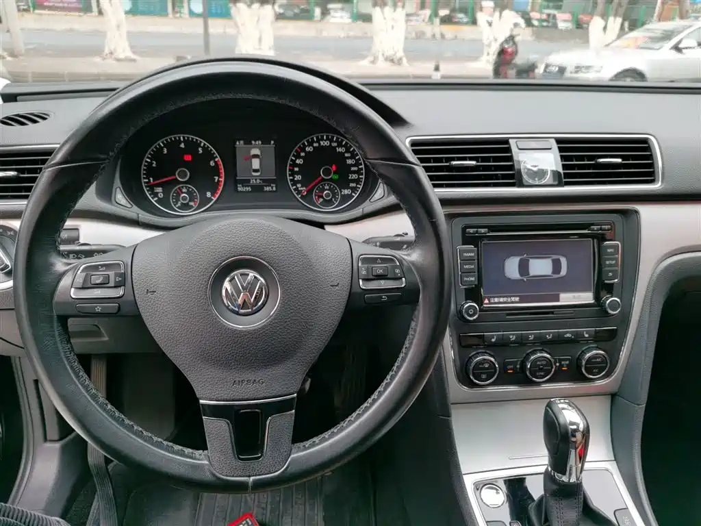 Volkswagen Passat 2014 1.8TSI DSG Executive Navigation Edition фото 10