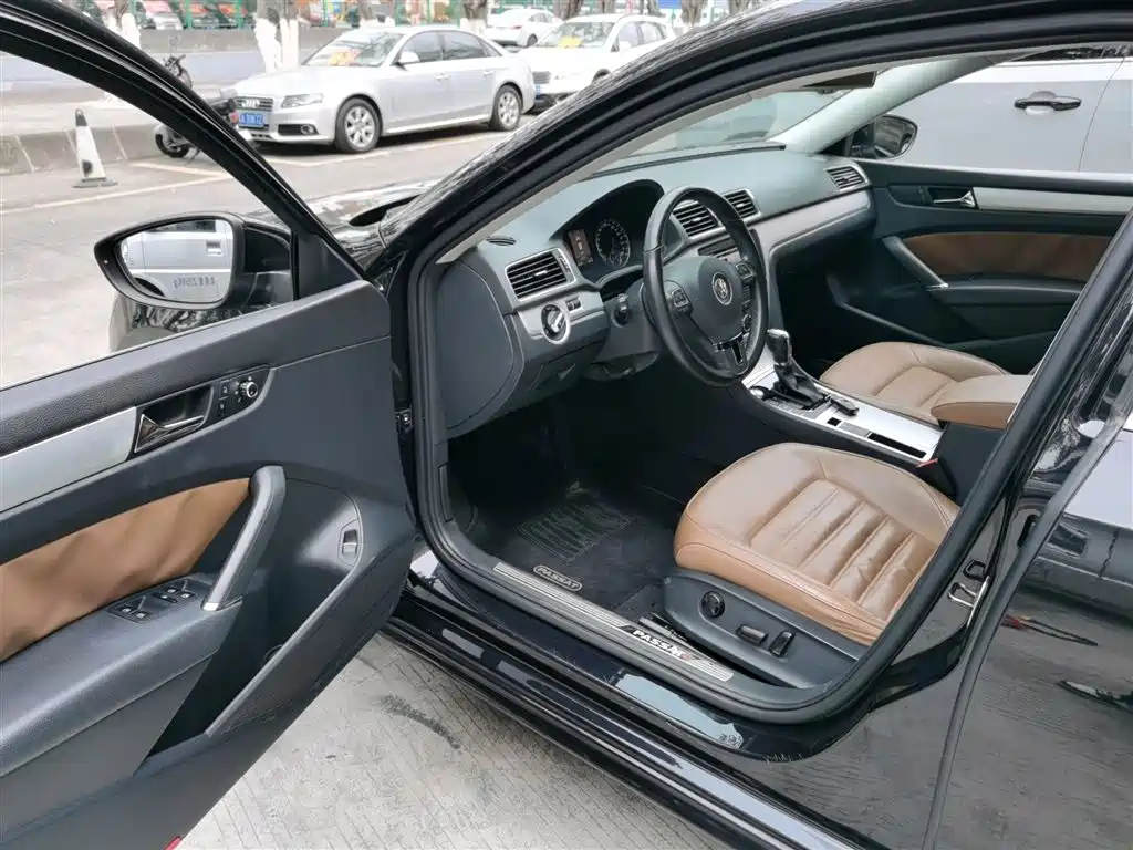 Volkswagen Passat 2014 1.8TSI DSG Executive Navigation Edition фото 16