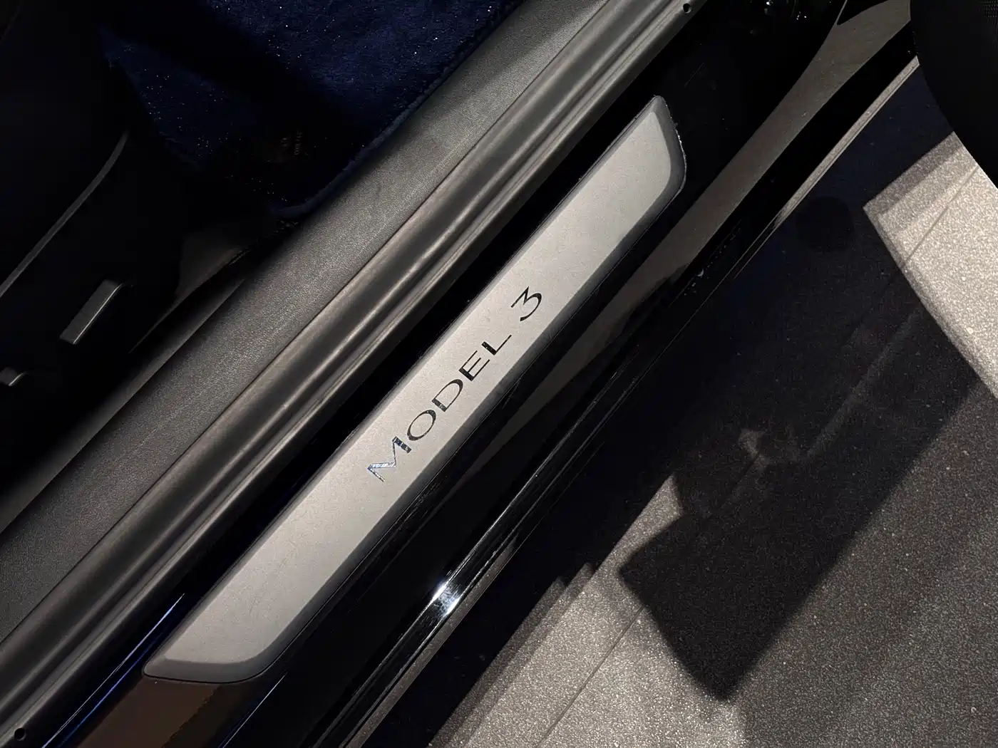 TESLA MODEL 3