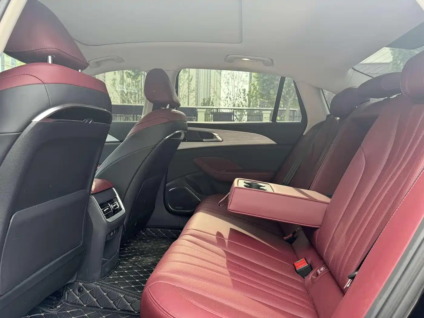 Hongqi H5 2025 2.0T Automatic Flag Celebration 500,000 Units Anniversary Edition фото 5