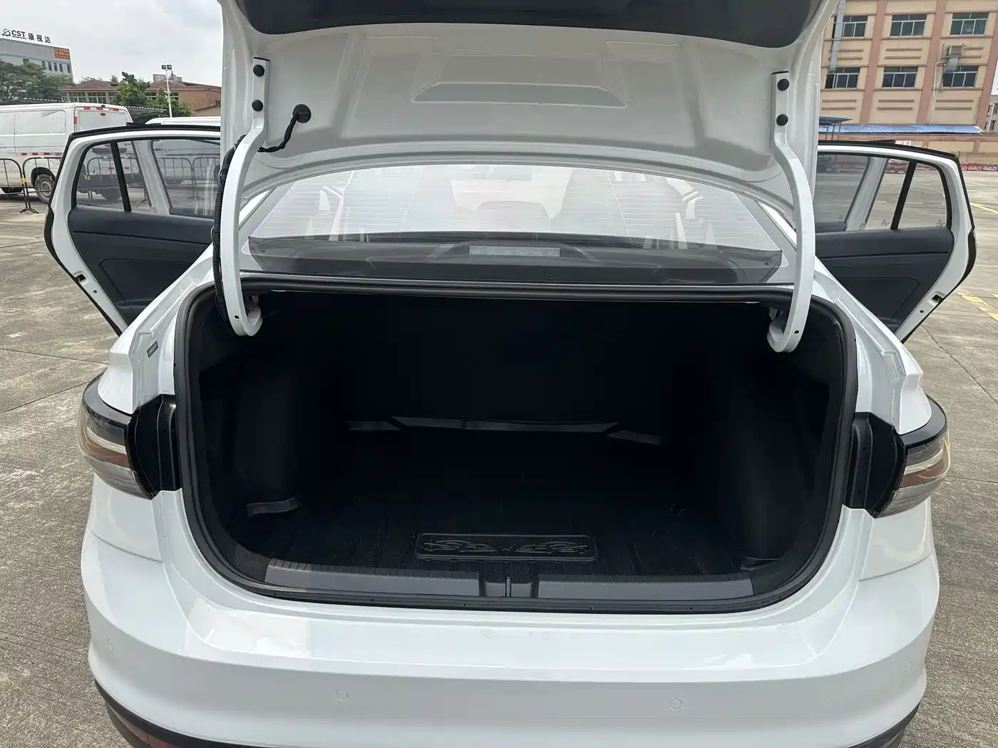 Volkswagen Lavida 2023 New Sharp 1.5L Auto Premium Edition фото 10