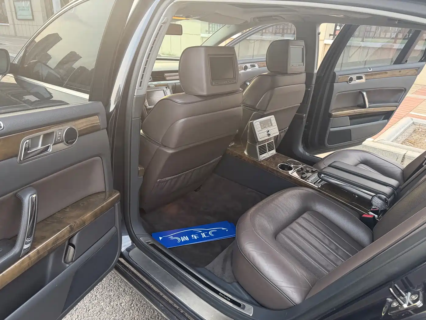 Volkswagen Phaeton 2012 2011 4.2L V8 4-seat Extended Individual Edition