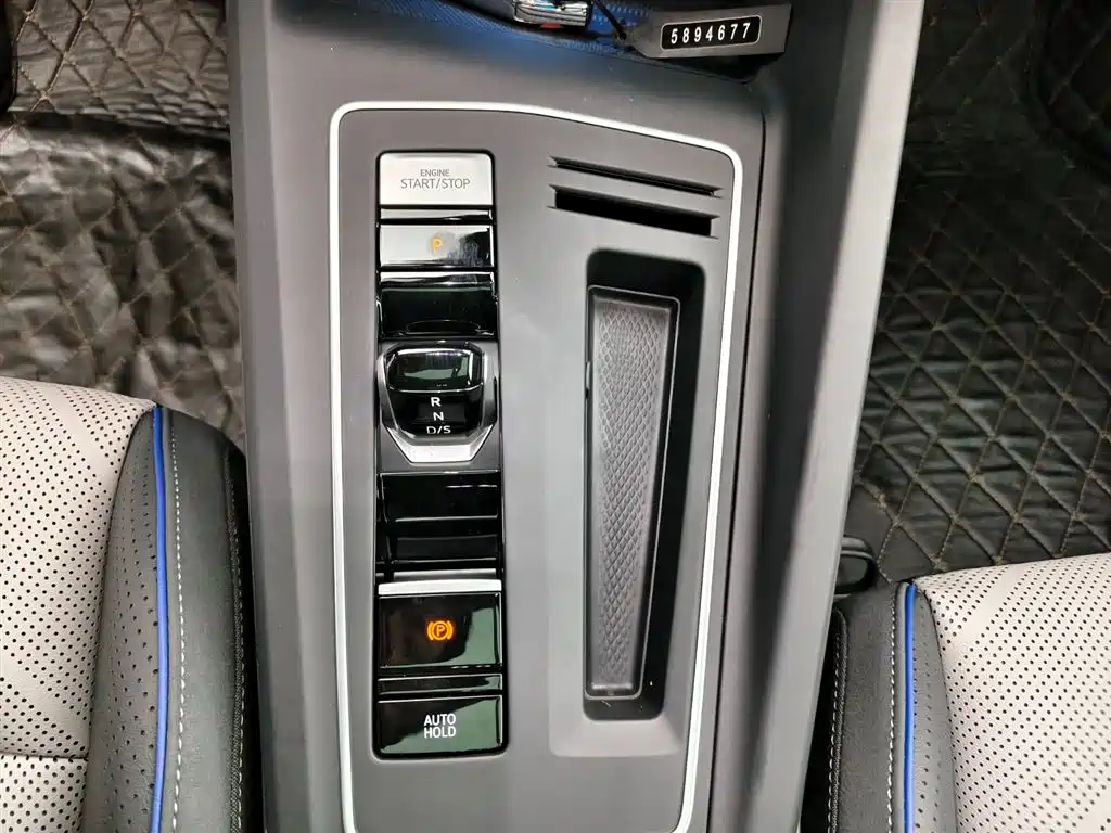 Volkswagen Golf 2025 300TSI R-Line фото 13