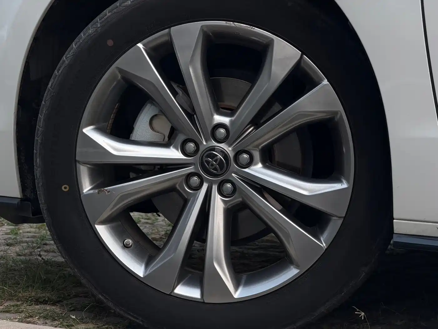 Toyota Sienna 2023 2.5L Hybrid Platinum Edition фото 26