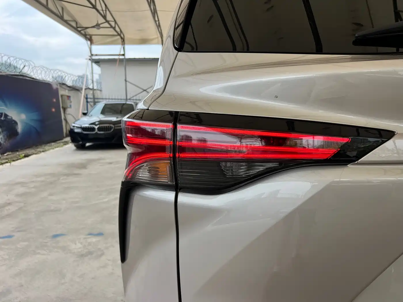 Toyota Sienna 2021 2.5L Hybrid Premium Edition фото 7