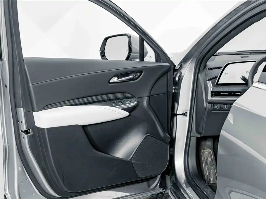 صورة 15 - Cadillac XT4