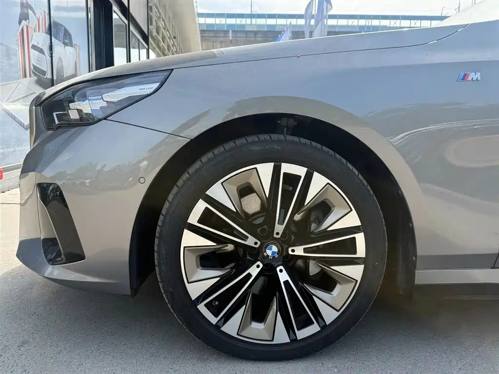BMW 5 Series 2024 530Li Premium M Sport Package фото 6