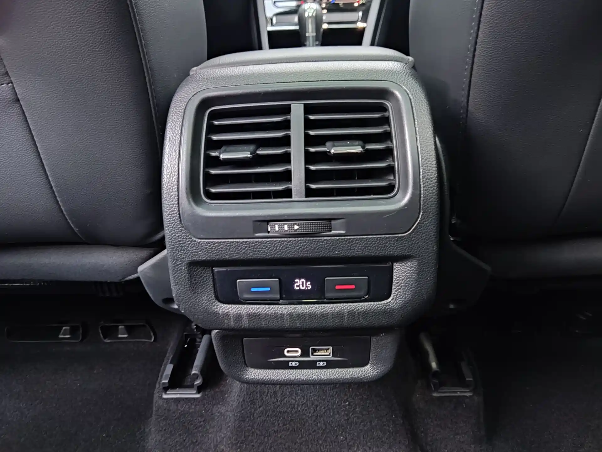 Photo 12 - Volkswagen Touran