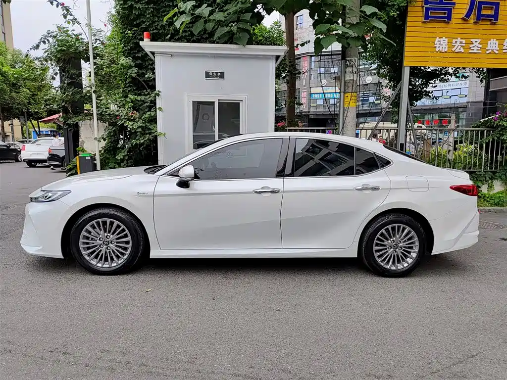 Toyota Camry 2024 Hybrid 2.0HG Premium Edition фото 3