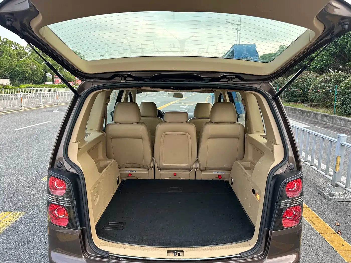 Volkswagen Touran 2011 1.4T DSG Intelligent Elite 5-seater фото 14