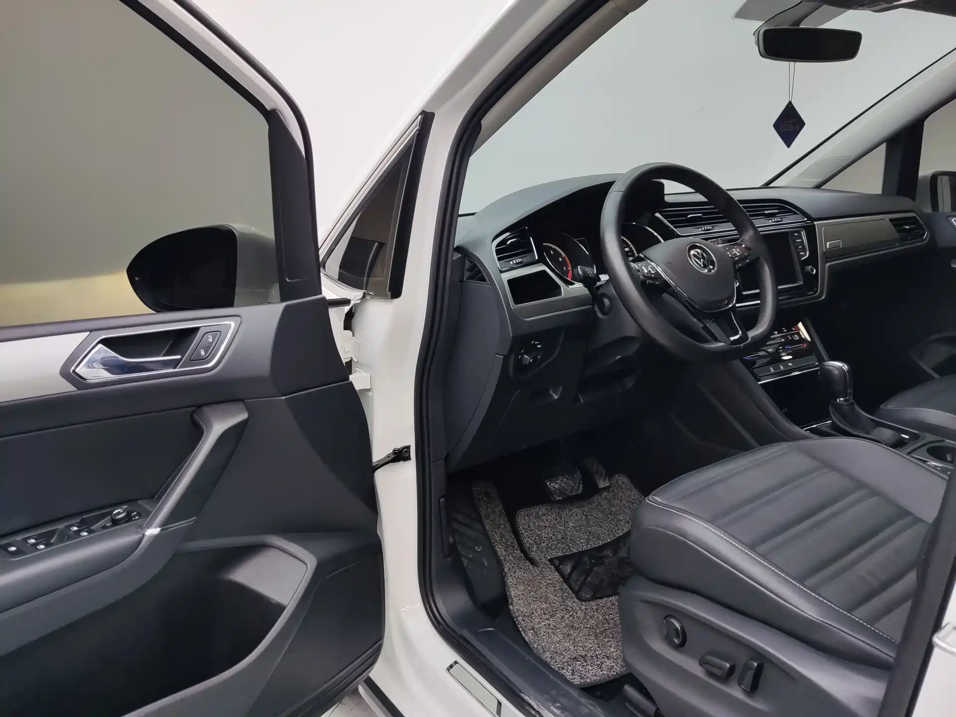 Photo 11 - Volkswagen Touran