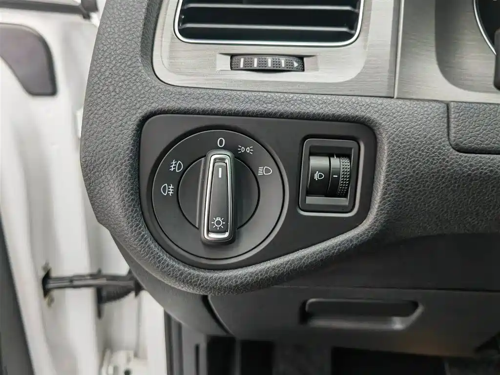 Volkswagen Golf 2015 1.6L Automatic Comfort фото 21