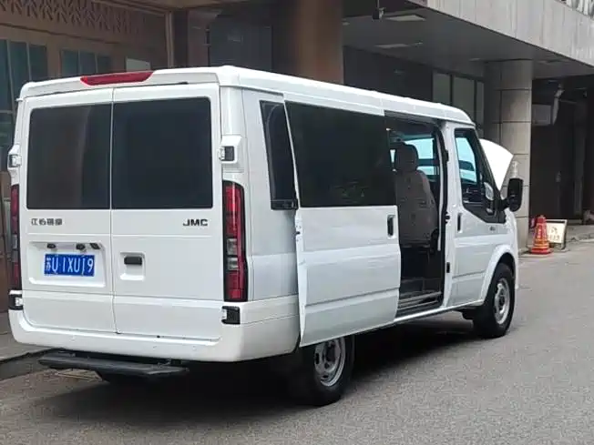 Jiangling JMC Fushun 2025 2025 Model 2.0T 6MT Diesel Medium Wheelbase Low Roof Commercial MPV 5/6 Seats