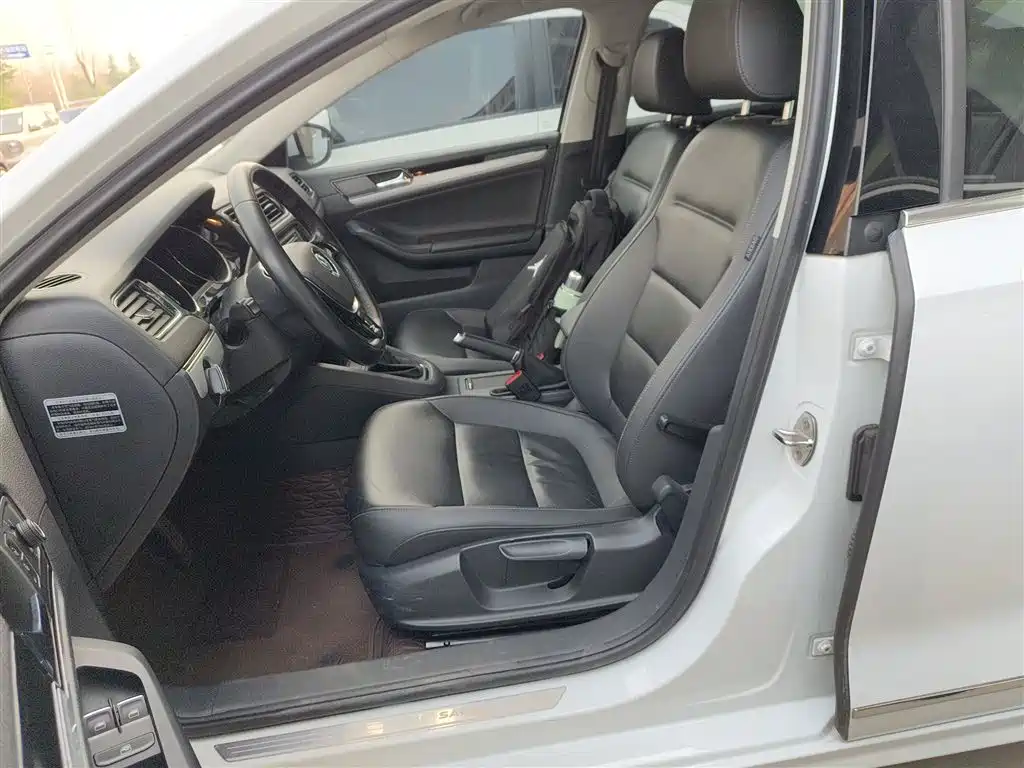 Volkswagen Sagitar 2015 230TSI Automatic Comfort фото 15