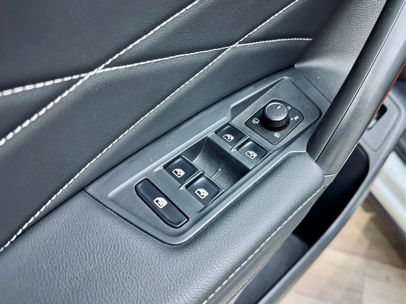 Volkswagen Tiguan L 2024 330TSI Automatic 2WD R-Line Premium Enjoyment Edition фото 11