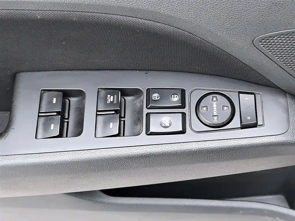 Hyundai Elantra 2018 1.6L Automatic 15th Anniversary Special Edition фото 9