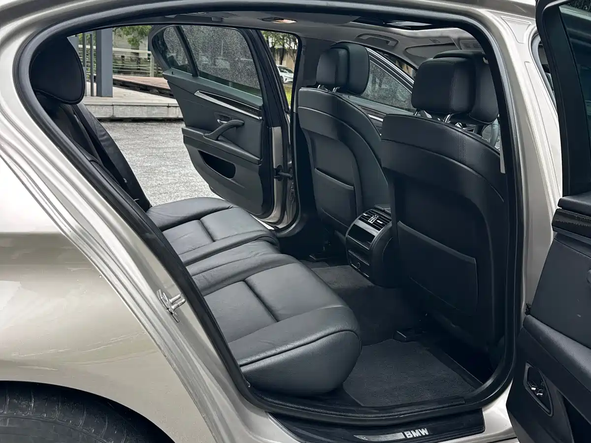 BMW 5 Series 2012 523Li Luxury фото 12