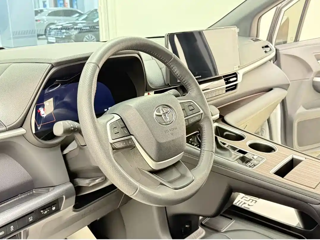 Toyota Granvia 2024 2.5L Hybrid Premium PLUS 4WD Edition фото 10