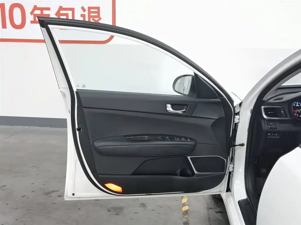 Kia K5 2016 2.0L Automatic LUX фото 8