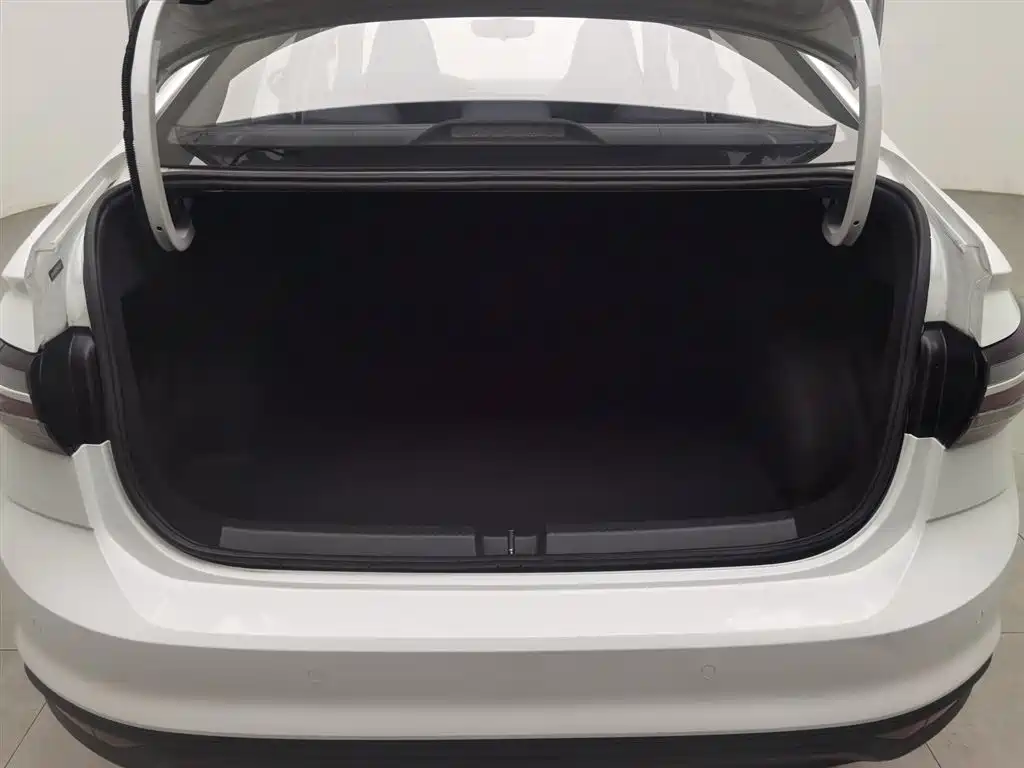 Volkswagen Lavida 2023 XRUI 1.5L Manual New Comfort Edition фото 16