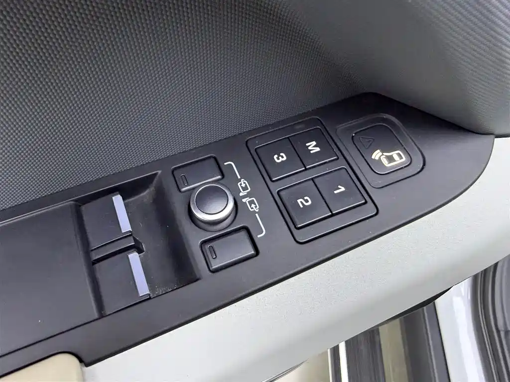 Land Rover Defender 2022 Model 90 2.0T P300 Tiger Ambition Edition фото 27