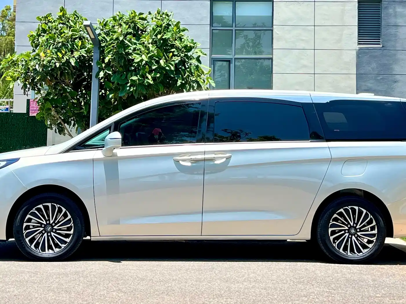Buick GL8 New Energy 2025 Landlux Smart Edition 7-seater фото 4