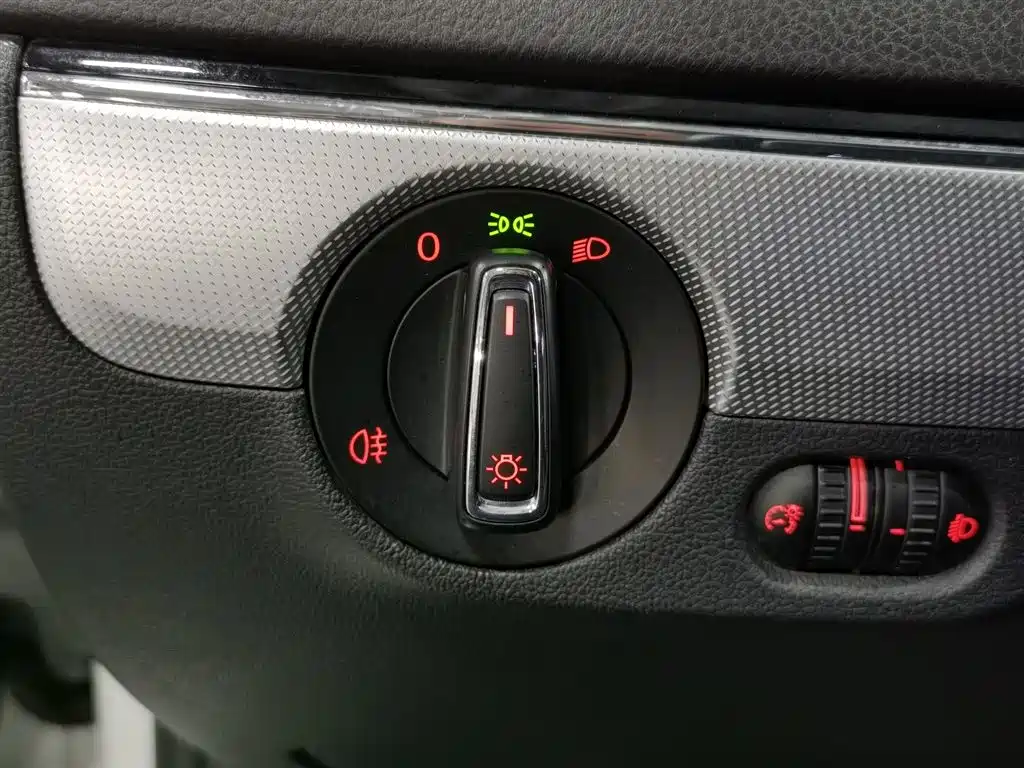 Volkswagen Sagitar 2018 280TSI DSG Spark Edition фото 21