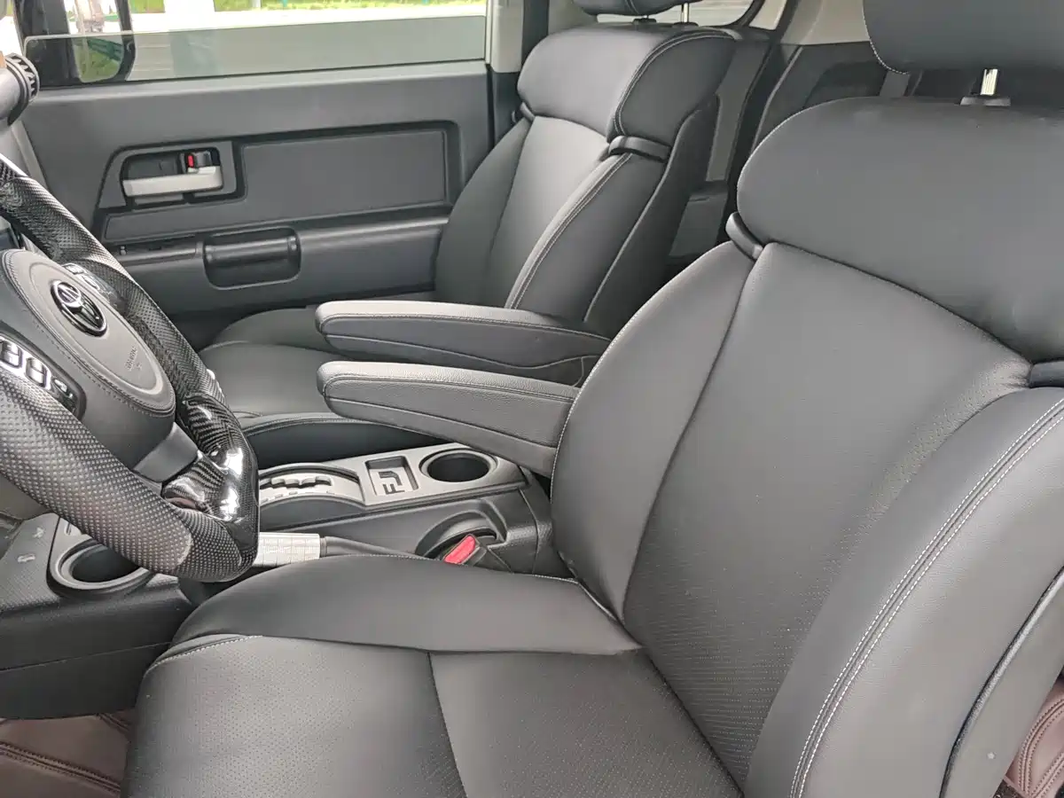 Toyota FJ Cruiser 2013 4.0L фото 9