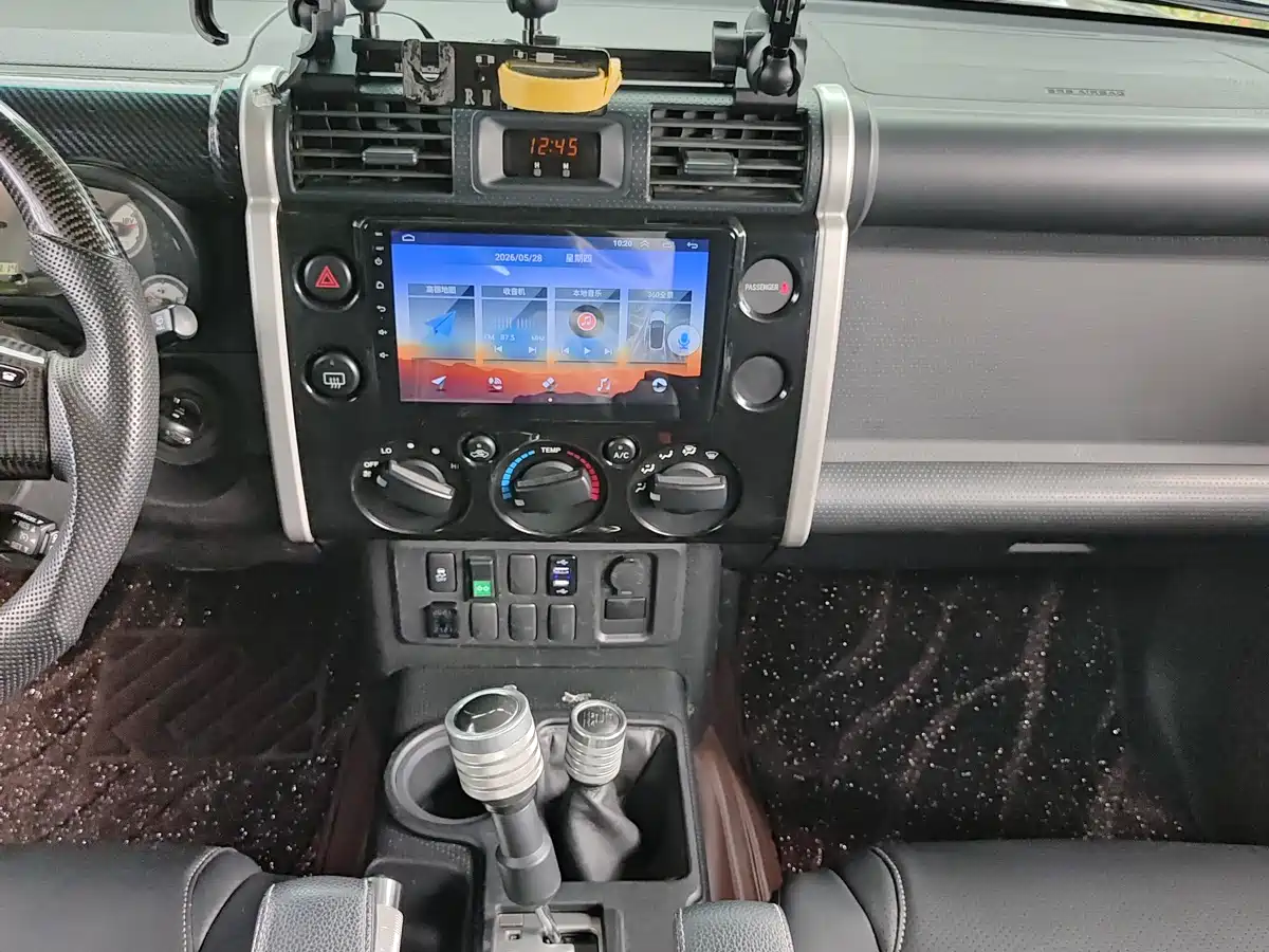 Toyota FJ Cruiser 2013 4.0L фото 16