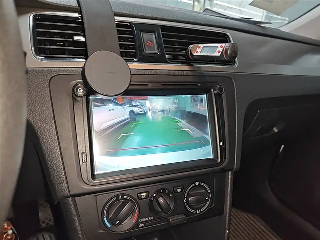 Škoda Skoda Rapid Spaceback 2016 Facelift 1.6L Automatic Innovation Edition фото 13