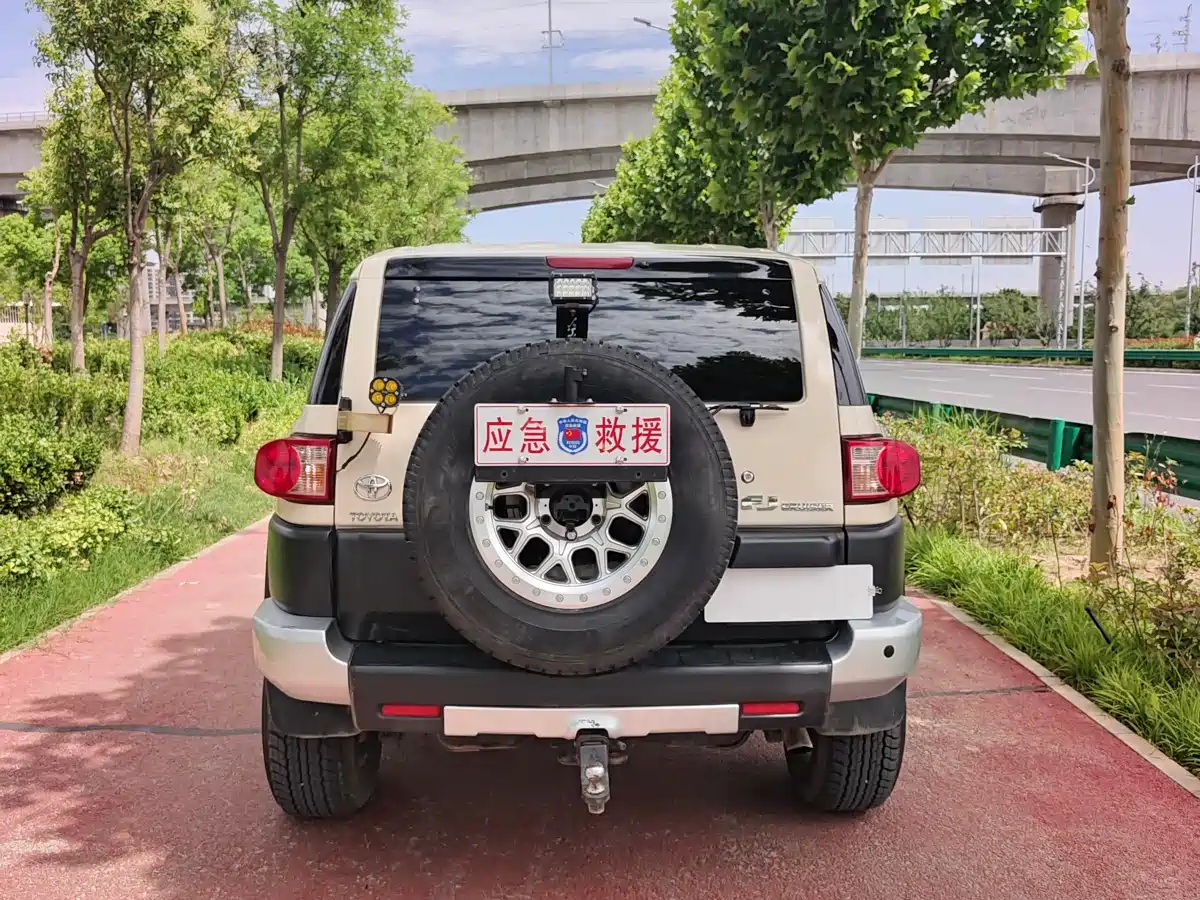 Toyota FJ Cruiser 2013 4.0L фото 6