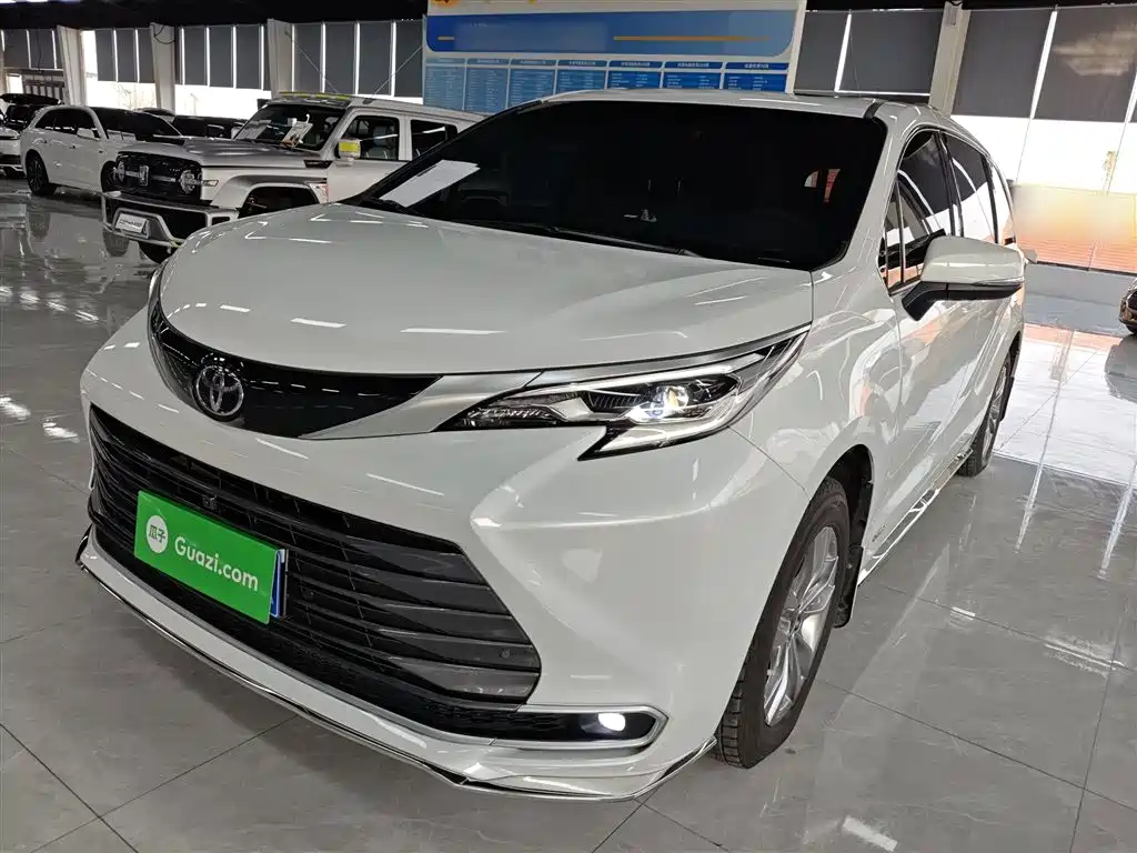 Toyota Sienna 2024 2.5L Hybrid 4WD Premium Edition фото 2
