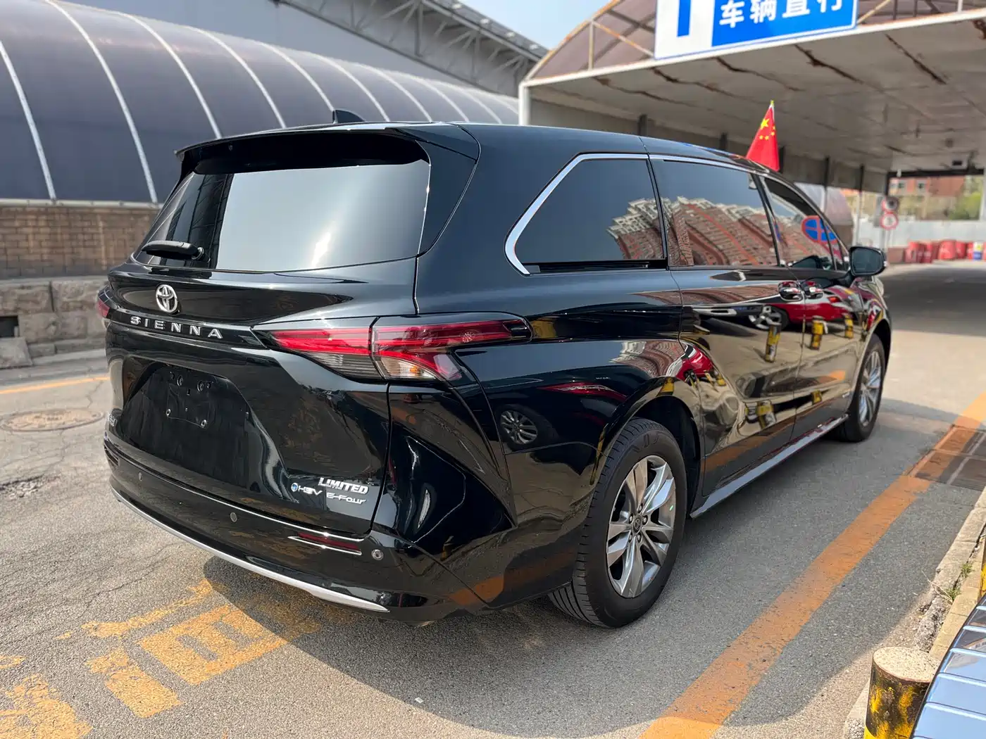 Toyota Sienna 2024 2.5L Hybrid 4WD Premium Edition фото 4