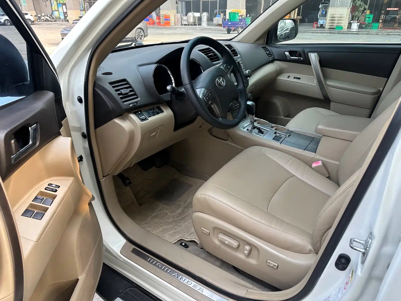 Toyota Highlander 2011 2.7L 2WD 7-seat Luxury фото 8
