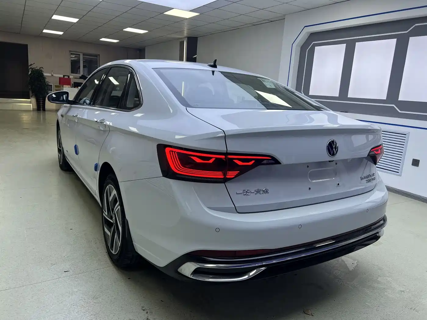 Volkswagen Sagitar 2023 Model Year 280TSI DSG Surpass Edition фото 4