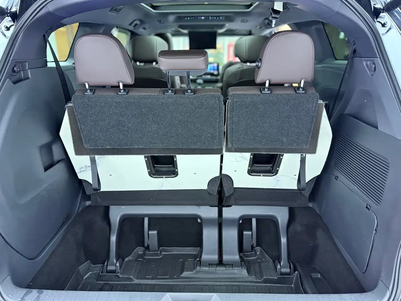 Toyota Granvia 2022 Model Year 2.5L Hybrid Flagship Edition фото 11