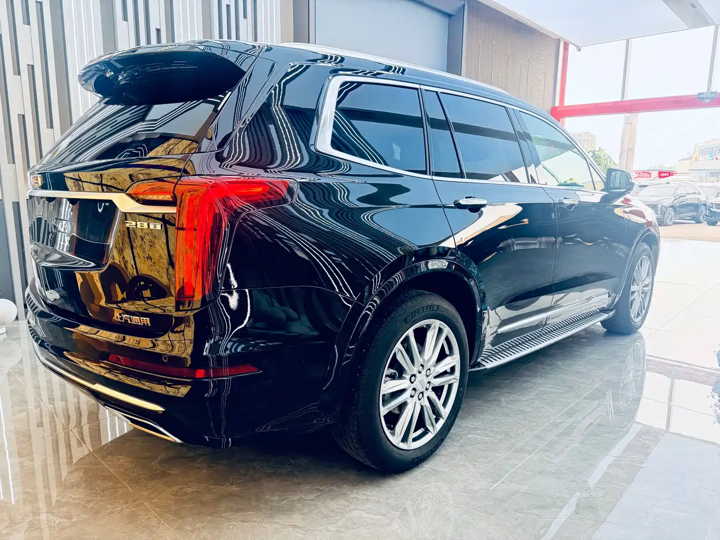 CADILLAC XT6