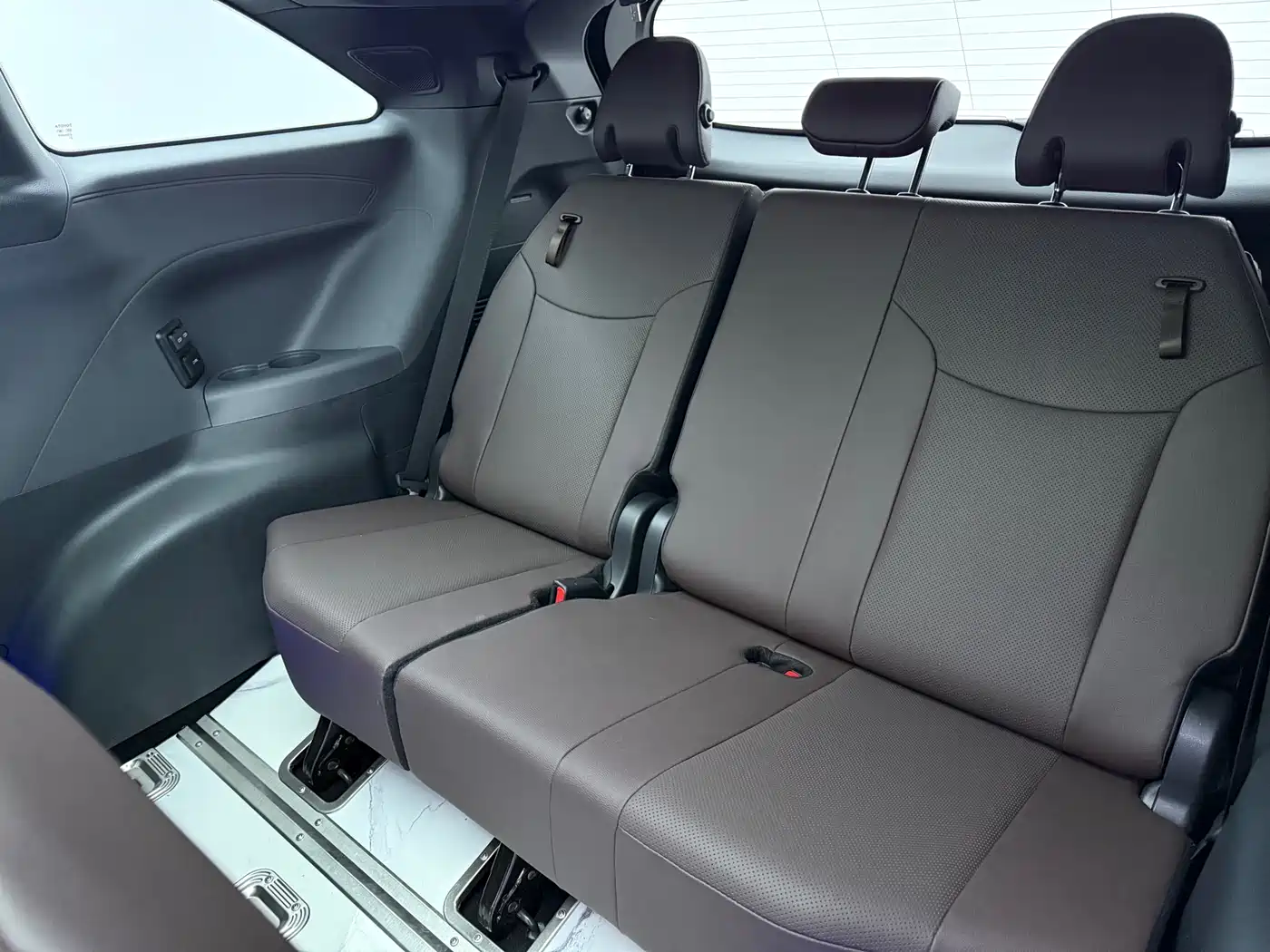 Toyota Granvia 2022 Model Year 2.5L Hybrid Flagship Edition фото 10