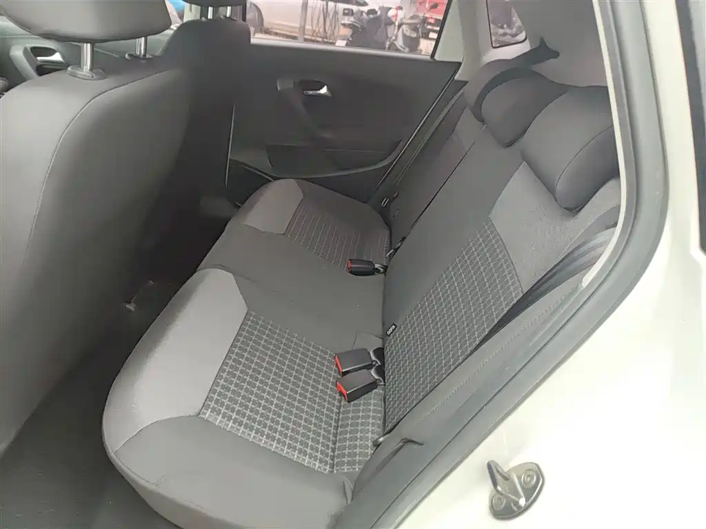 Volkswagen Polo 2014 1.6L Automatic Comfort Edition фото 17