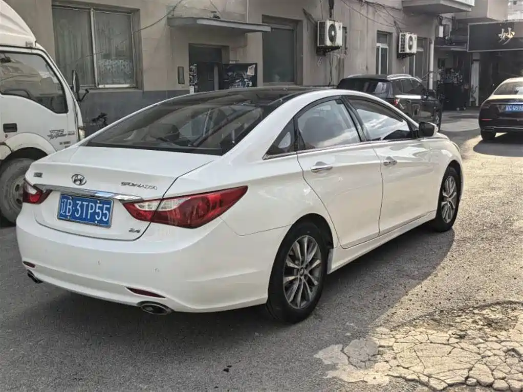 Hyundai Sonata 2011 2.4L Auto Premium Edition фото 5